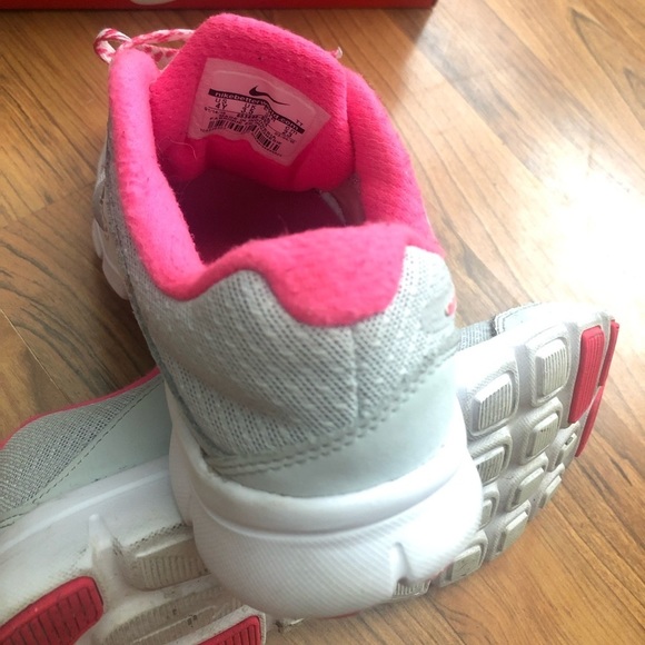 Girls Nike sneakers​ - Picture 6 of 10